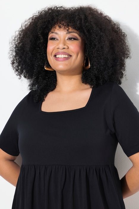 Robe, coupe évasée. Encolure carrée et manches courtes. Poches