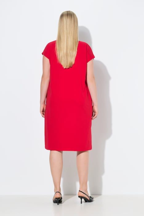 Robe oversize en jersey. Décolleté rond et manches courtes. Pierres fantaisie