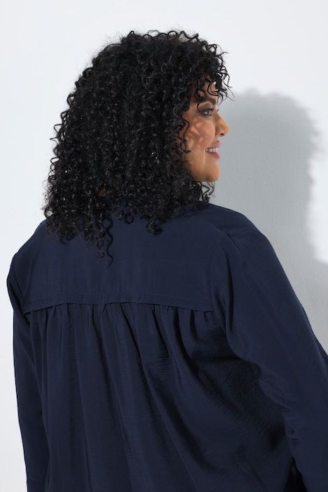 Veste à bouton-pression. Décolleté V et manches 7/8