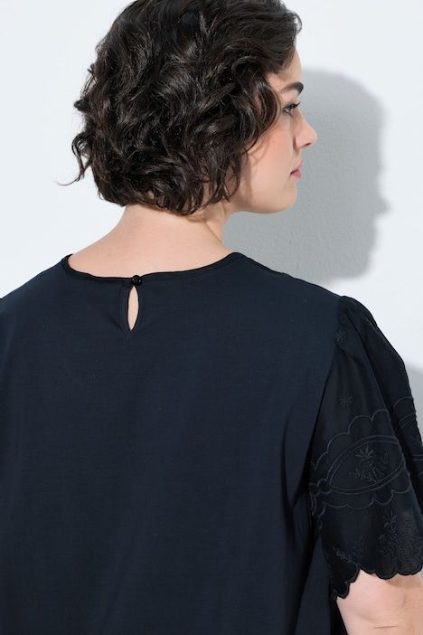 T-shirt avec broderies et passepoils, manches courtes et décolleté rond, coupe évasée