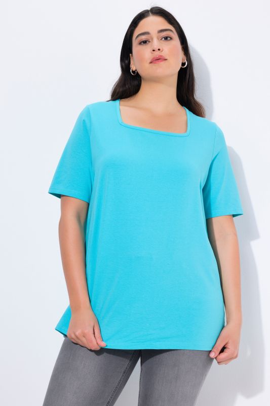 T-shirt à manches courtes et col carré. Coupe évasée
