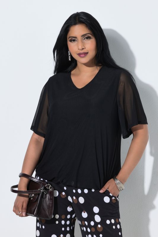 Blouse au tombé fluide, voile en tulle, décolleté en V et manches courtes