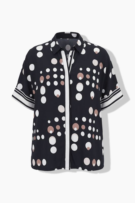 Blouse à pois au tombé fluide, col chemise et manches courtes, coupe oversize