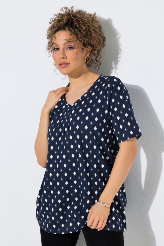 T-shirt avec passepoils, décolleté en V et manches courtes, coupe évasée