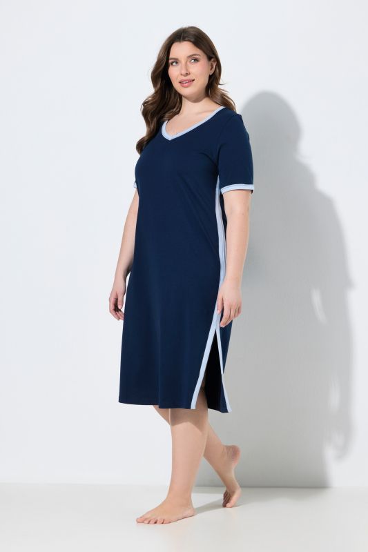 Chemise de nuit à rayures, bordures fantaisie, décolleté en V et manches courtes