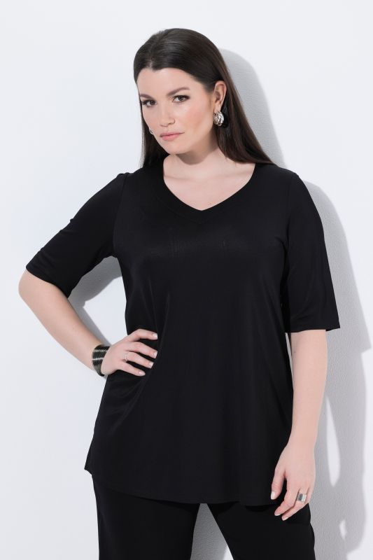 T-shirt au tombé fluide, décolleté cœur et manches courtes, coupe évasée