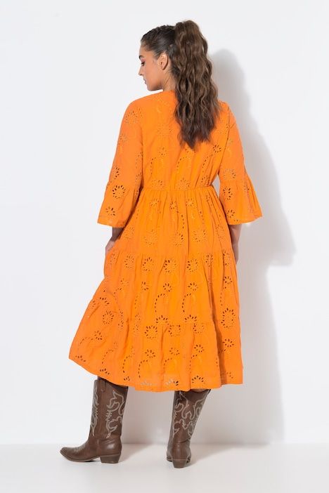 Robe maxi à volants. Manches 3/4 et broderie ajourée