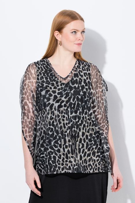 Blouse en mesh, esprit cape. Décolleté V et manches courtes