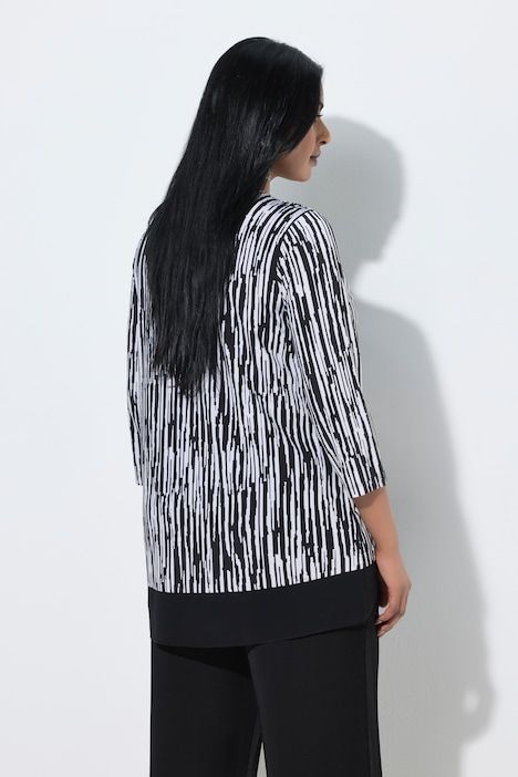 T-shirt rayé au tombé fluide, décolleté en V et manches 3/4, coupe évasée