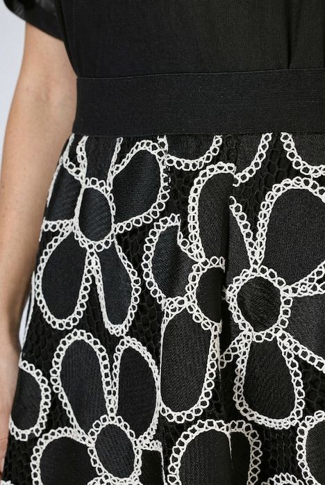 Robe en dentelle, longue midi et coupe évasée, taille élastique