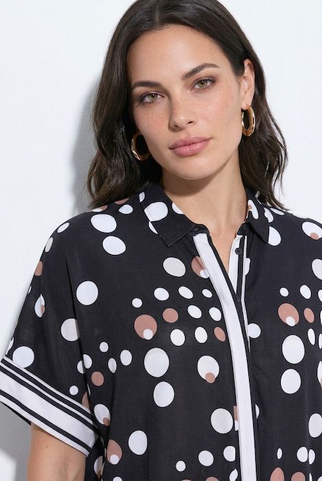 Blouse à pois au tombé fluide, col chemise et manches courtes, coupe oversize