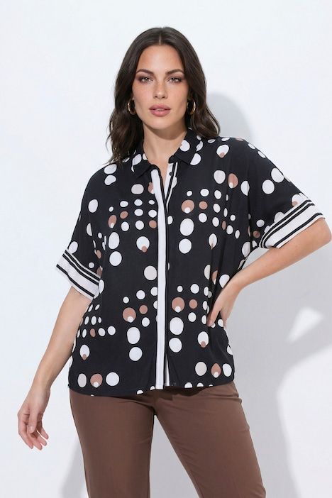 Blouse à pois au tombé fluide, col chemise et manches courtes, coupe oversize
