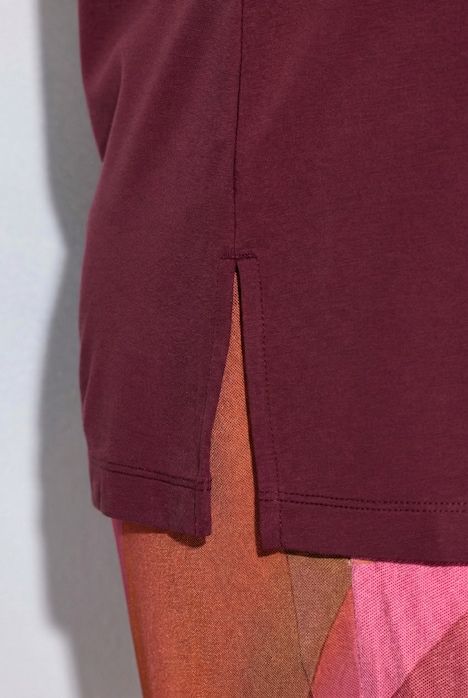 T-shirt avec strass fantaisie, décolleté en V et manches courtes, coupe Classic Fit