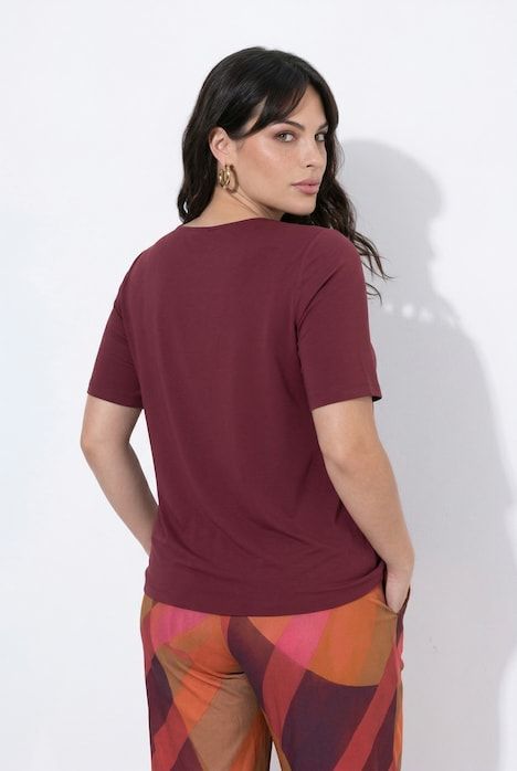 T-shirt avec strass fantaisie, décolleté en V et manches courtes, coupe Classic Fit