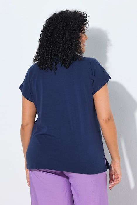 T-shirt oversize, petits strass fantaisie, col tunisien et manches courtes