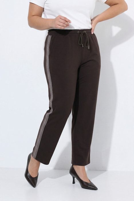 Pantalon longueur 3/4 et jambe large, bande fantaisie le long de la jambe, cordon à nouer à la taille