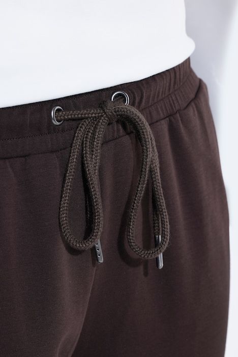 Pantalon longueur 3/4 et jambe large, bande fantaisie le long de la jambe, cordon à nouer à la taille
