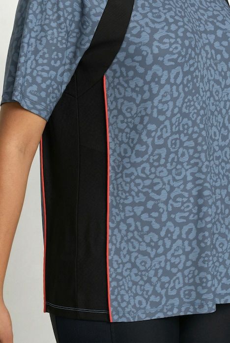 T-shirt technique avec matière recyclée, décolleté en V et manches courtes, coupe Classic Fit