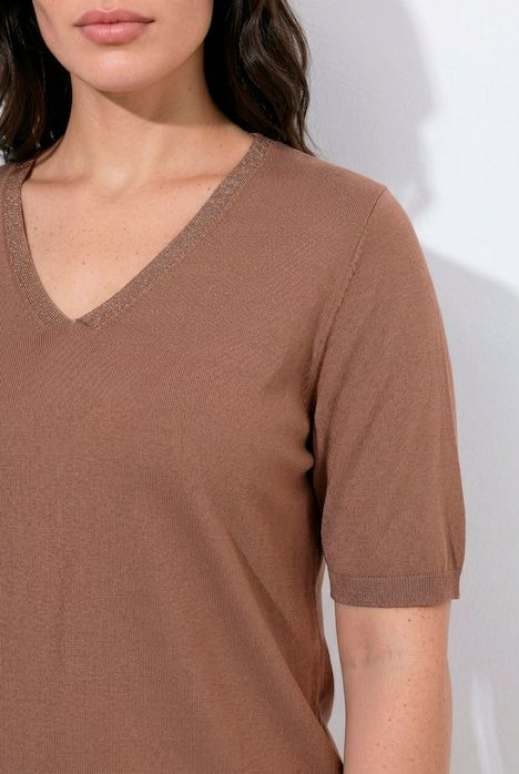 Pull manches courtes, décolleté en V avec liseré scintillant, base élastique