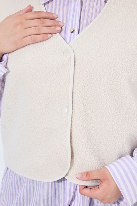 Gilet en polaire bouclée, coupe courte, encolure en V et boutons-pression, modèle sans manches